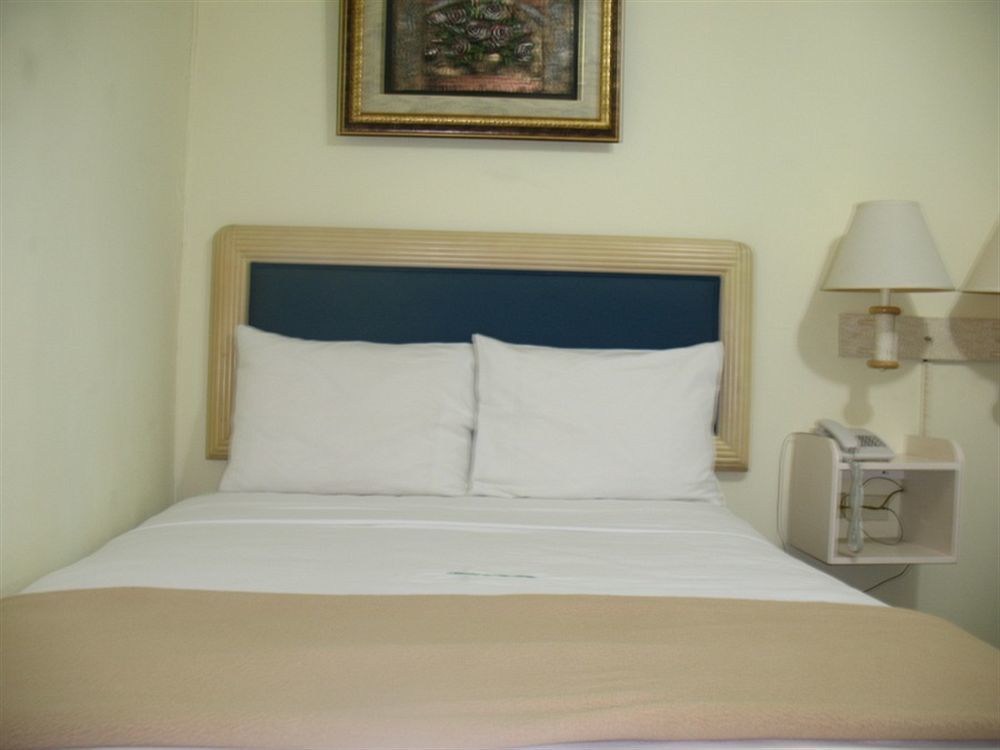 Airport Suites Hotel Piarco ภายนอก รูปภาพ